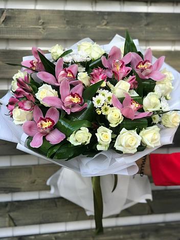 Букет цветов из: Розы и Хризантемы в Октябрьском Челябинская область