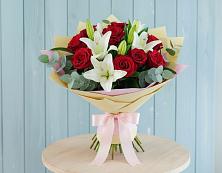 Букет цветов из:  Лилии и Розы в Октябрьском Челябинская область