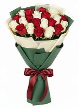 Букет Микс из красных и белых роз в Октябрьском Челябинская область