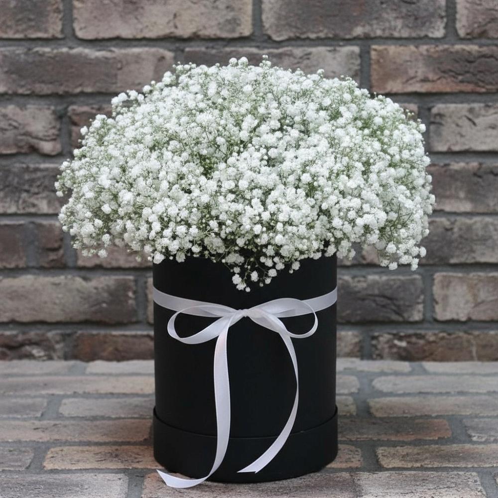 Цветочная композиция из Гипсофила в шляпной коробке в Октябрьском Челябинская область