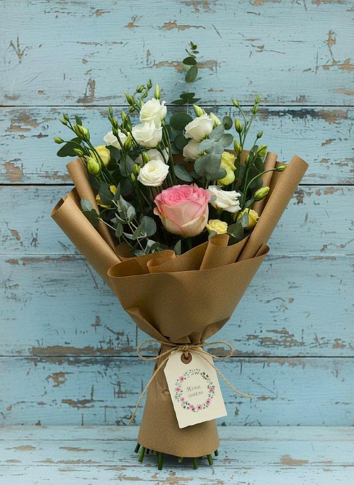 Букет цветов из: Розы и Лизиантусы в Октябрьском Челябинская область