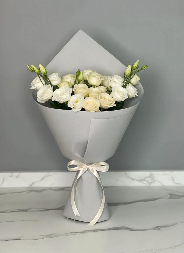 Букет цветов из: Розы и Лизиантусы в Октябрьском Челябинская область