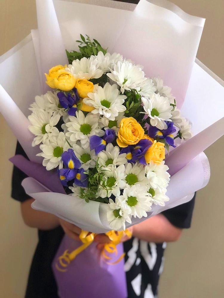 Букет цветов из: Ирисы, Хризантемы и Розы в Октябрьском Челябинская область