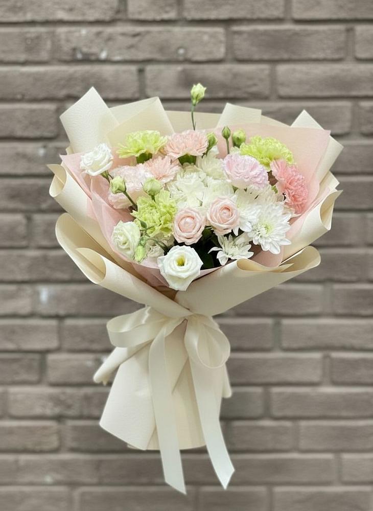 Букет цветов из: Гвоздики, Розы, Лизиантусы и Хризантемы в Октябрьском Челябинская область