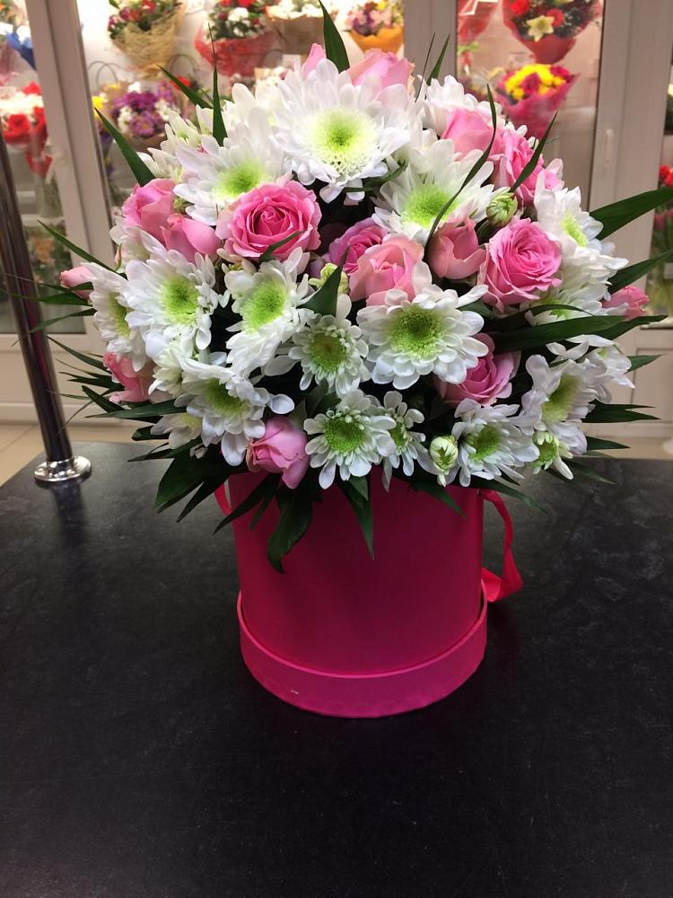 Цветочная композиция из Розы и Хризантемы в шляпной коробке в Октябрьском Челябинская область