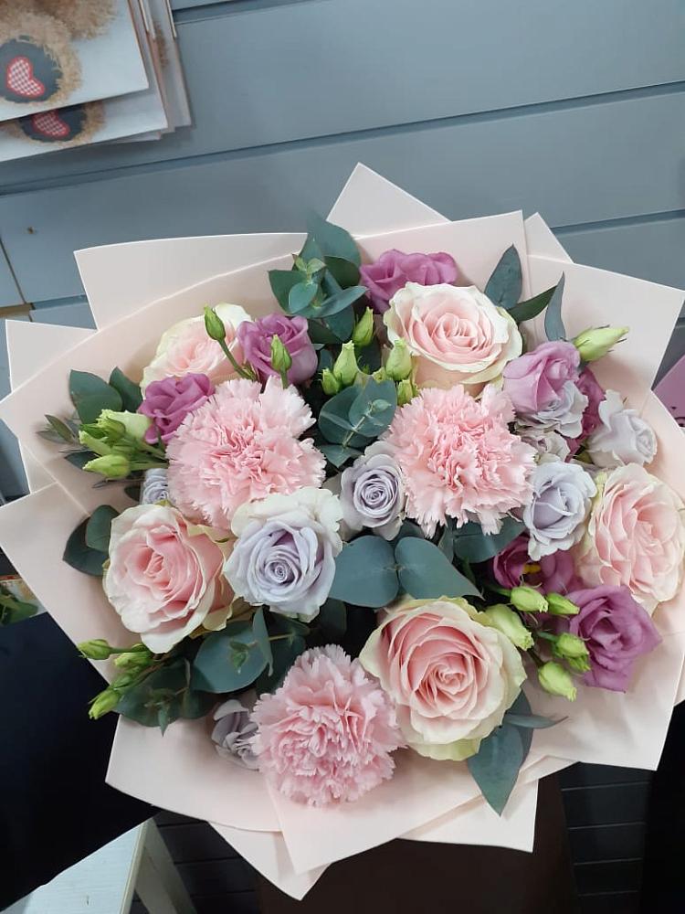 Букет цветов из: Розы, Гвоздики и Лизиантусы в Октябрьском Челябинская область